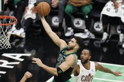 开云体育官网-凯尔特人客场力克开拓者