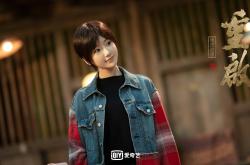 开云体育在线-夜幕下的擎天柱，当浓眉的统治力撕裂火箭的防守长城