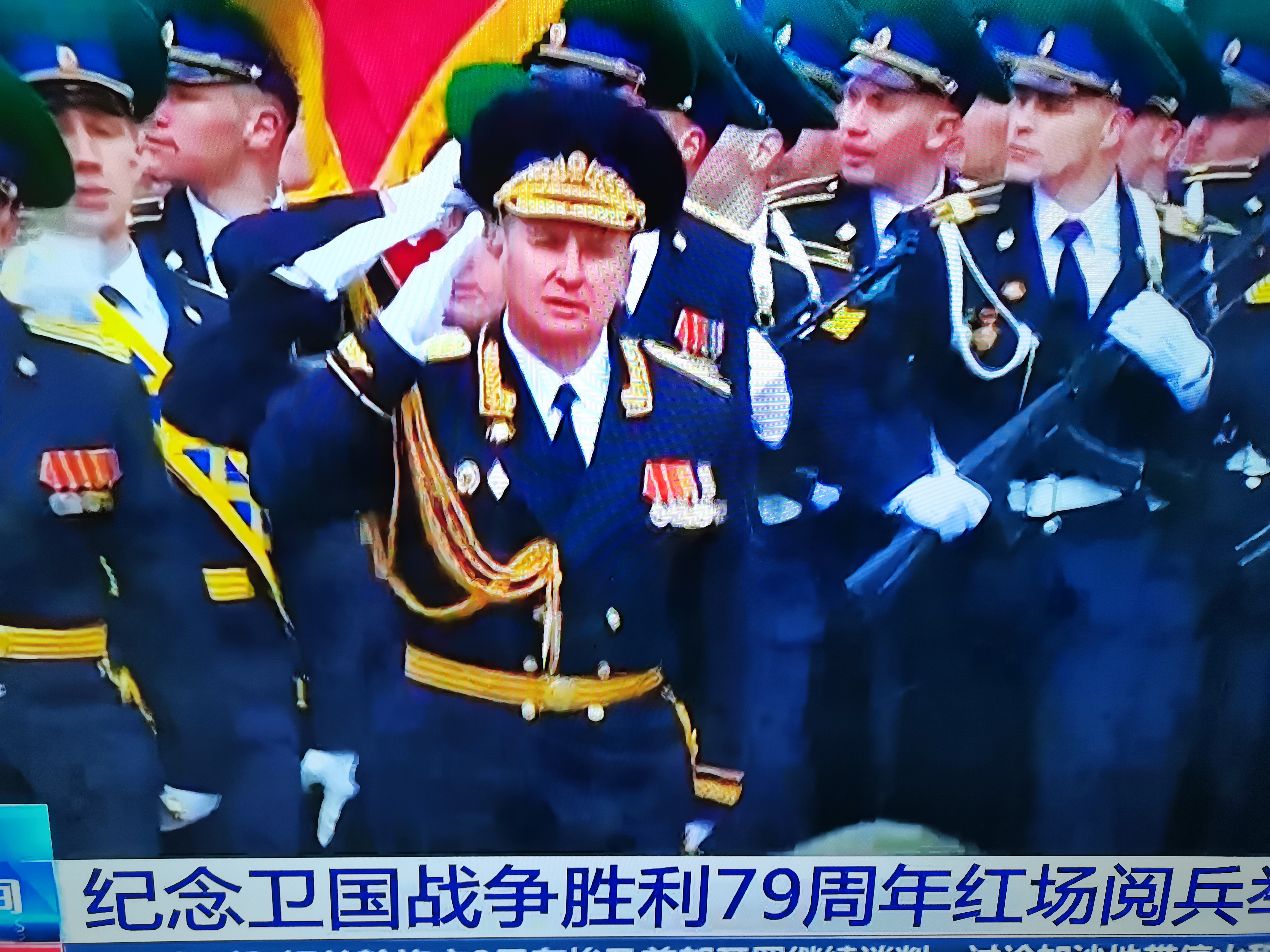 包含俄罗斯队在激烈角逐中夺得胜利，积分榜领先的词条