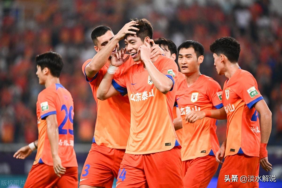 全队表现神勇，教练赞誉球员团结拼搏