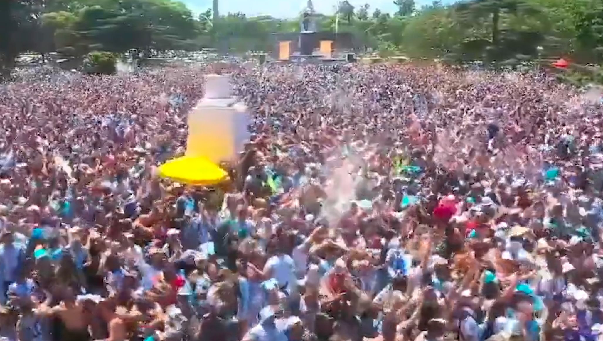 精彩比赛场面，球迷欢呼雀跃