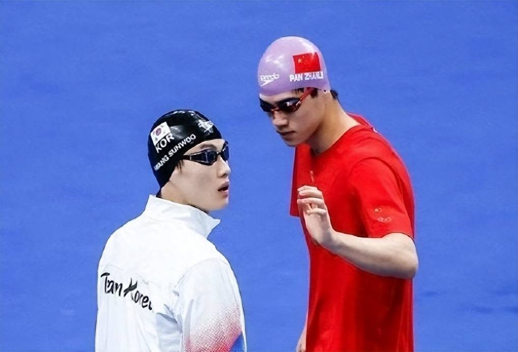 游泳决赛中，选手实力碾压对手！