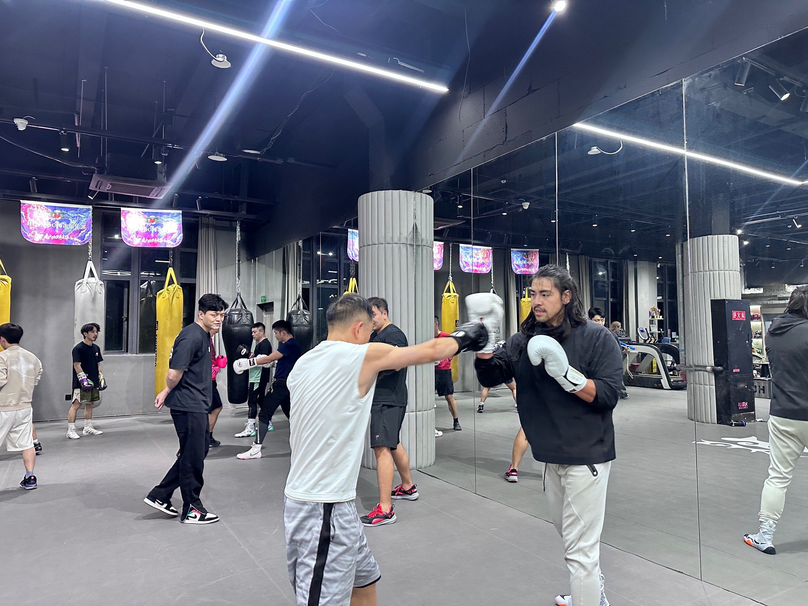 拳击选手勇往直前，拳拳到肉冠军尽在握的简单介绍