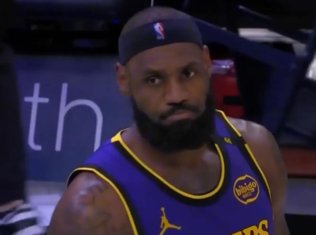 湖人惨遭快船横扫,詹姆斯尴尬表情 湖人惨遭快船横扫,詹姆斯尴尬表情