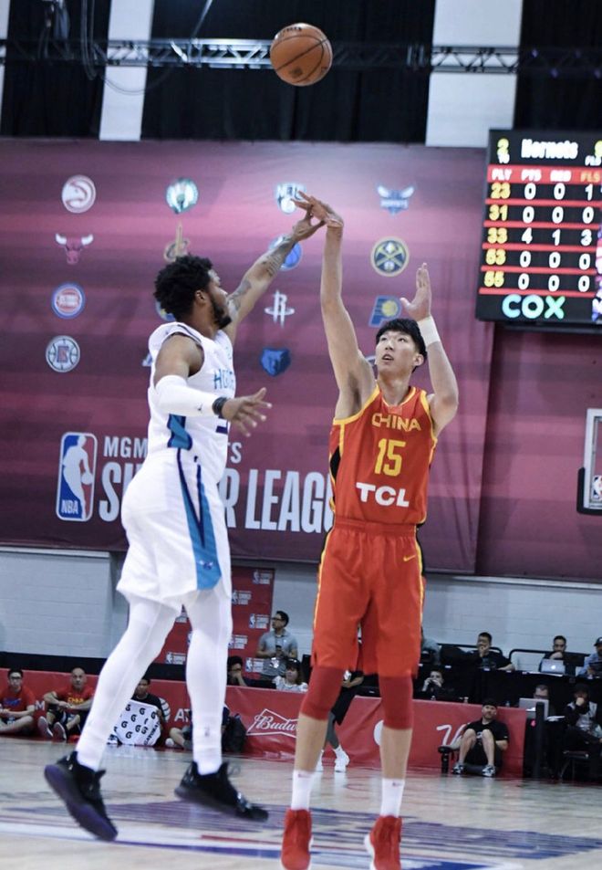 尼克斯碾压雄鹿，周琦统治全场