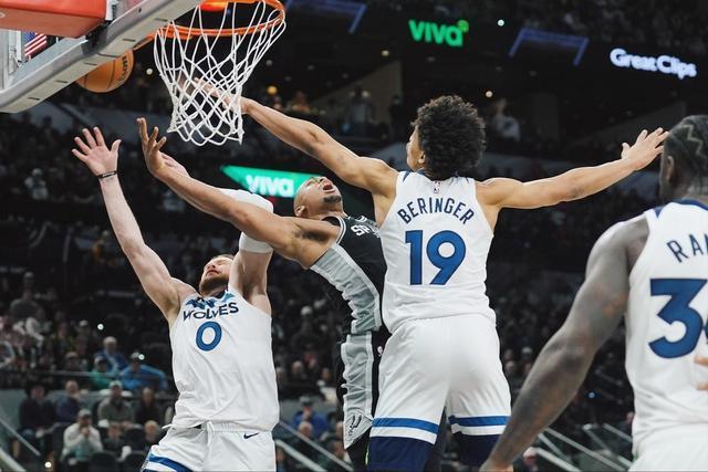 乔治爆发,吉林队节奏掌控76人 乔治爆发,吉林队节奏掌控76人