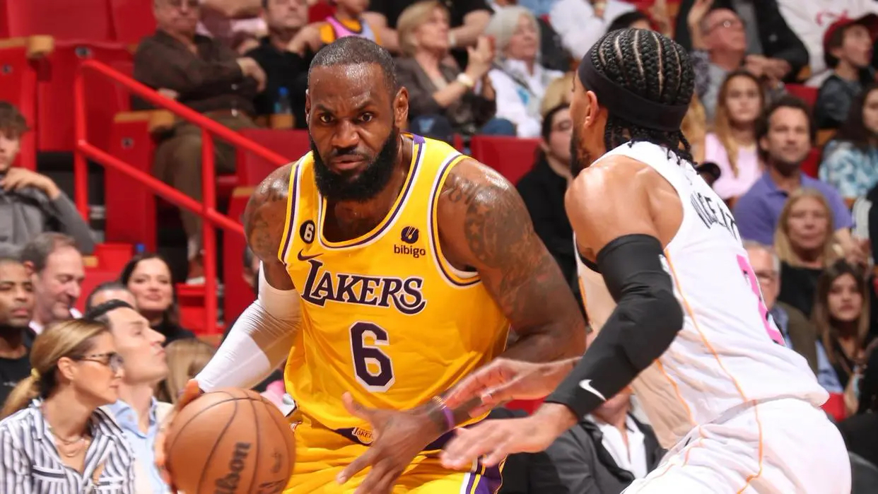 意甲焦点战焦点战，湖人防守锁死黄蜂