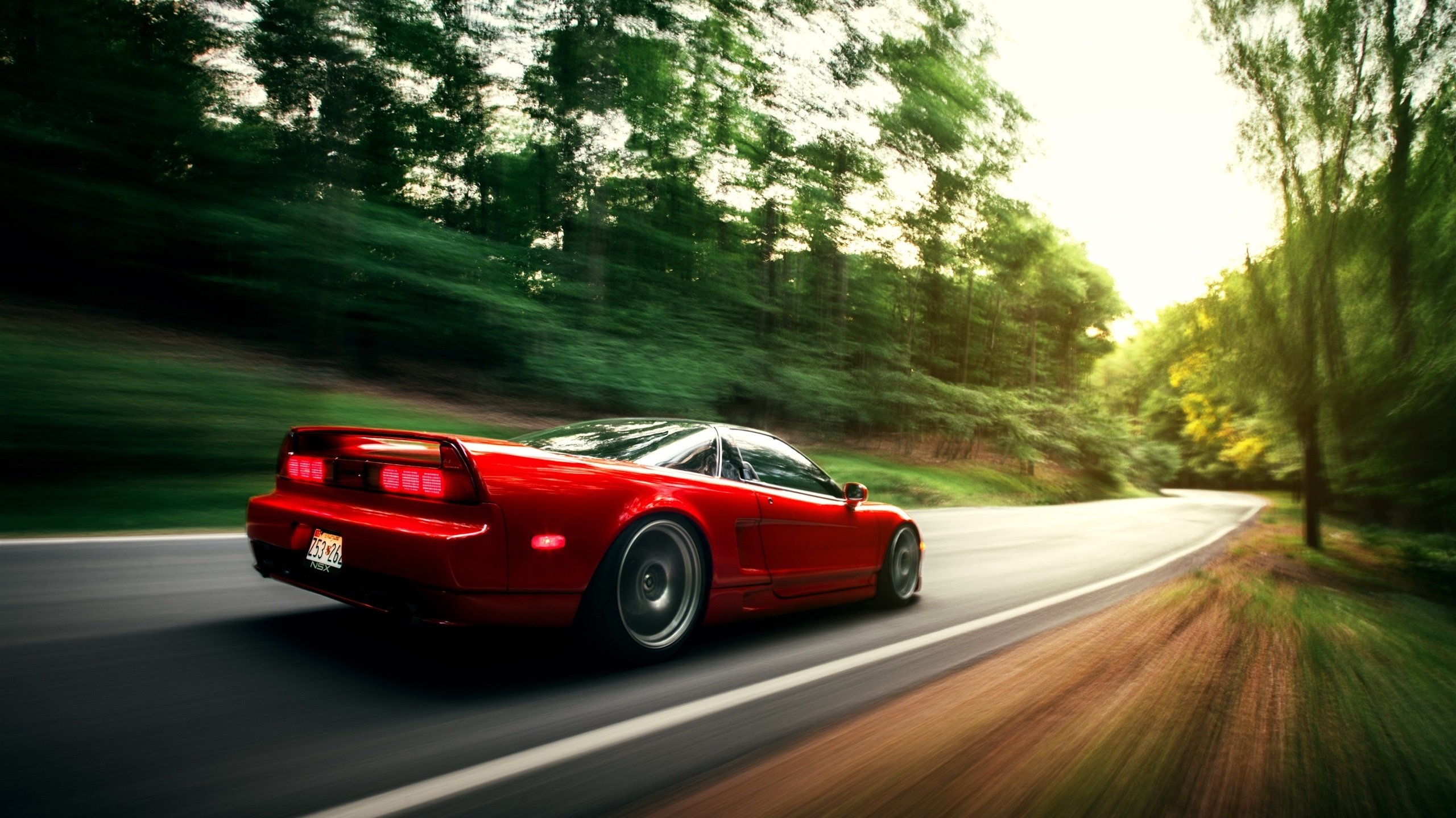 F1街道赛的引擎轰鸣中，传来加纳险胜日本的终场哨音